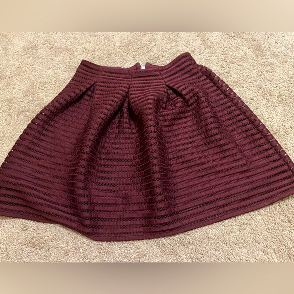 XHILARTAION maroon pleated high waist skirt size large.